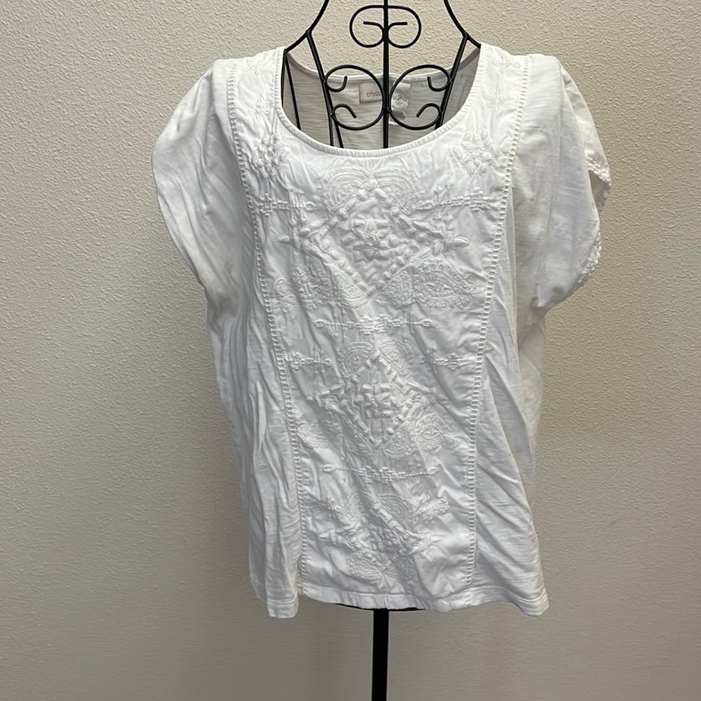 CHICO’S ALL COTTON WHITE TOP WITH A NICE DESIGN IN THE FRONT